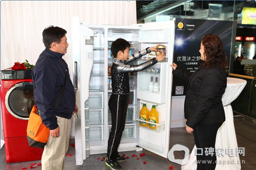 冰童李嘉兴一家正在体验卡萨帝的产品