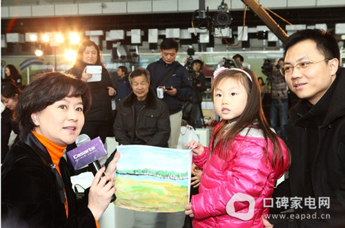 鞠萍与通过卡萨帝网络专区评选出的完美创艺家庭现场互动 